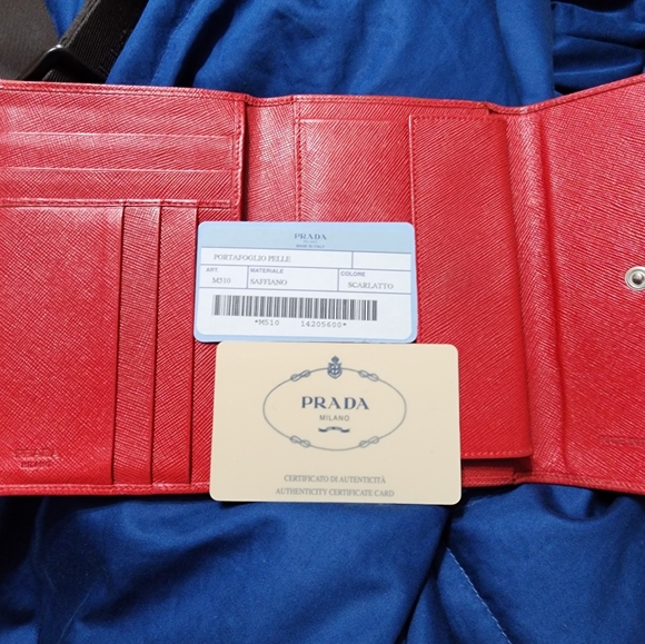 PRADA EUC SAFFIANO RED Wallet w/ authentication cards - Picture 5 of 10